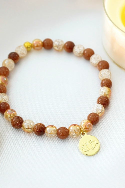 Pulseira Elástica de Pedra do Sol | Pingente de Flor de Lótus Banhado a Ouro 24K