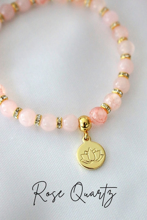 Pulseira Elástica de Quartzo Rosa – Ametista | Pingente de Flor de Lótus Banhado a Ouro 24K