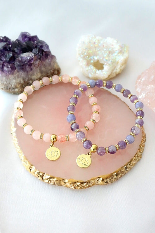Pulseira Elástica de Quartzo Rosa – Ametista | Pingente de Flor de Lótus Banhado a Ouro 24K