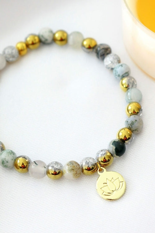 Pulseira Elástica de Ágata Musgosa | Pingente de Flor de Lótus Banhado a Ouro 24K