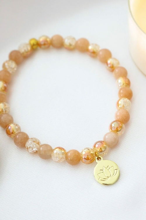 Pulseira Elástica de Pedra do Sol | Pingente de Flor de Lótus Banhado a Ouro 24K
