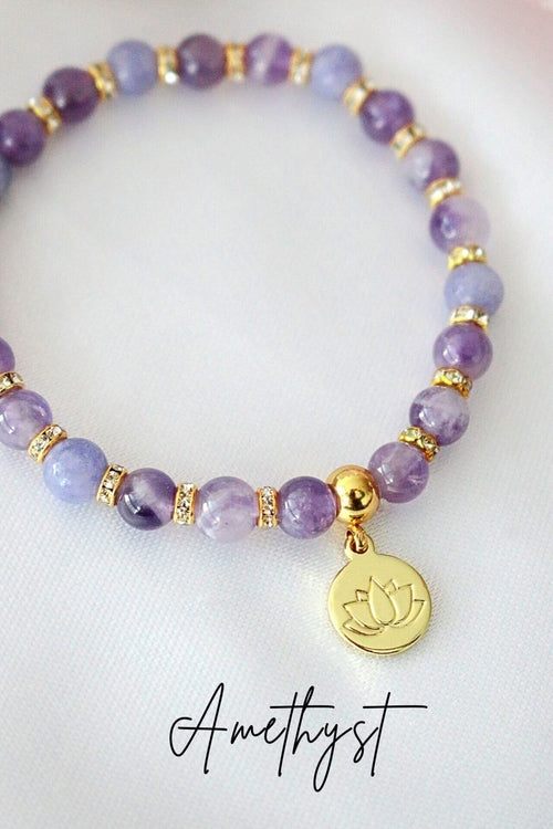 Pulseira Elástica de Quartzo Rosa – Ametista | Pingente de Flor de Lótus Banhado a Ouro 24K