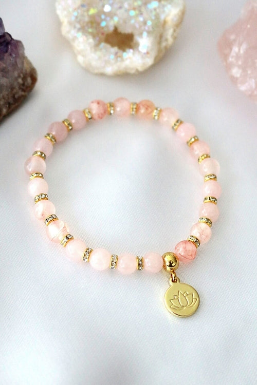 Pulseira Elástica de Quartzo Rosa – Ametista | Pingente de Flor de Lótus Banhado a Ouro 24K