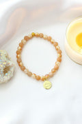 Pulseira Elástica de Pedra do Sol | Pingente de Flor de Lótus Banhado a Ouro 24K
